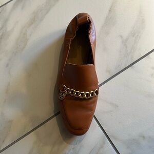 TORY BURCH EW MINI BENTON CHARM 20 mm LOAFERS IN AGED CAMELLO COLOR